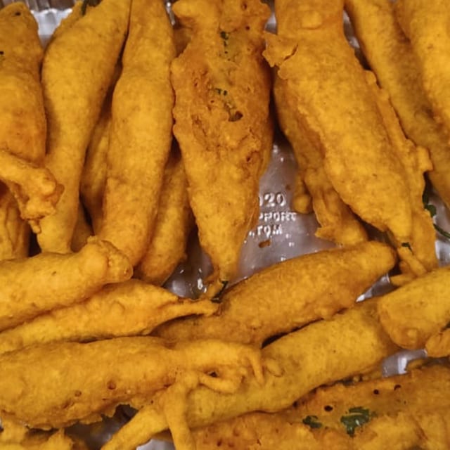 Onion Mirchi Bhaji (6 Mirchis).