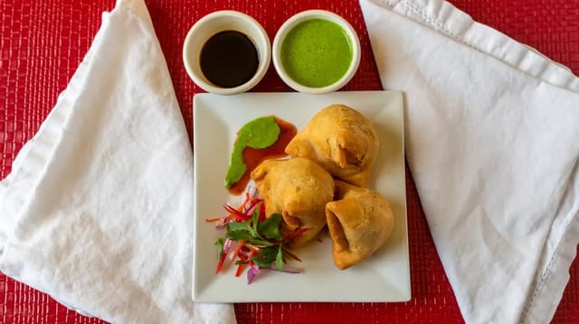 Samosa (3 Pieces - With Chutneys).